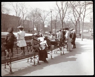 Nők és gyerekek a park padjain a Union Square-en, New Yorkban, 1903 (ezüst zselatin nyomat)